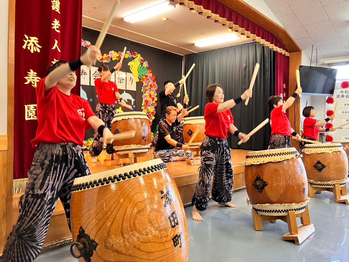 和太鼓を叩く人々